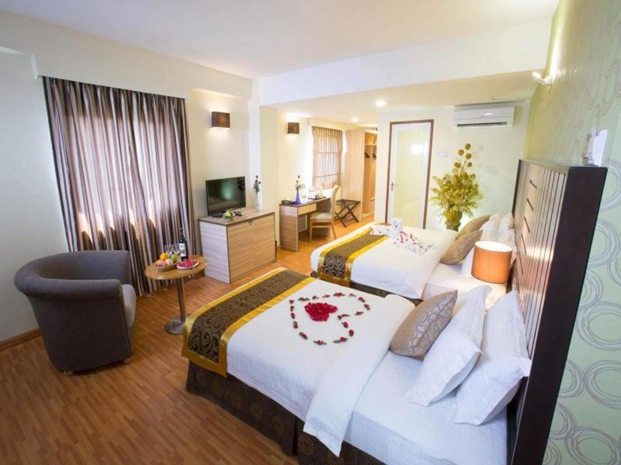 יאנגון Uptown Hotel מראה חיצוני תמונה