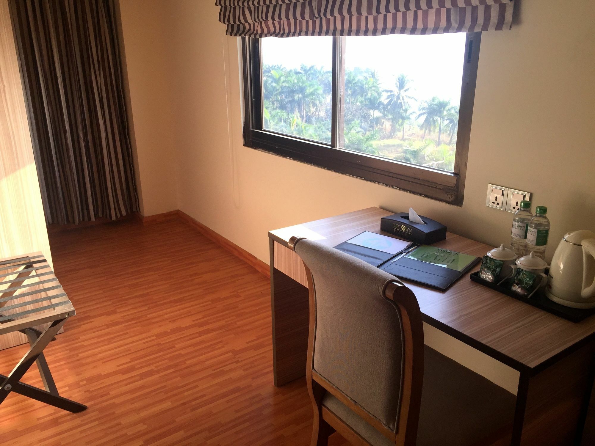 יאנגון Uptown Hotel מראה חיצוני תמונה