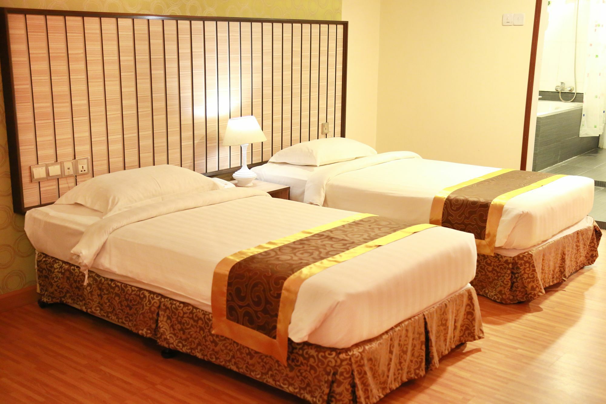 יאנגון Uptown Hotel מראה חיצוני תמונה
